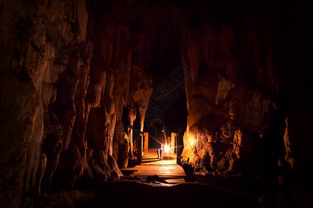 女探险家在洞穴内提灯图片