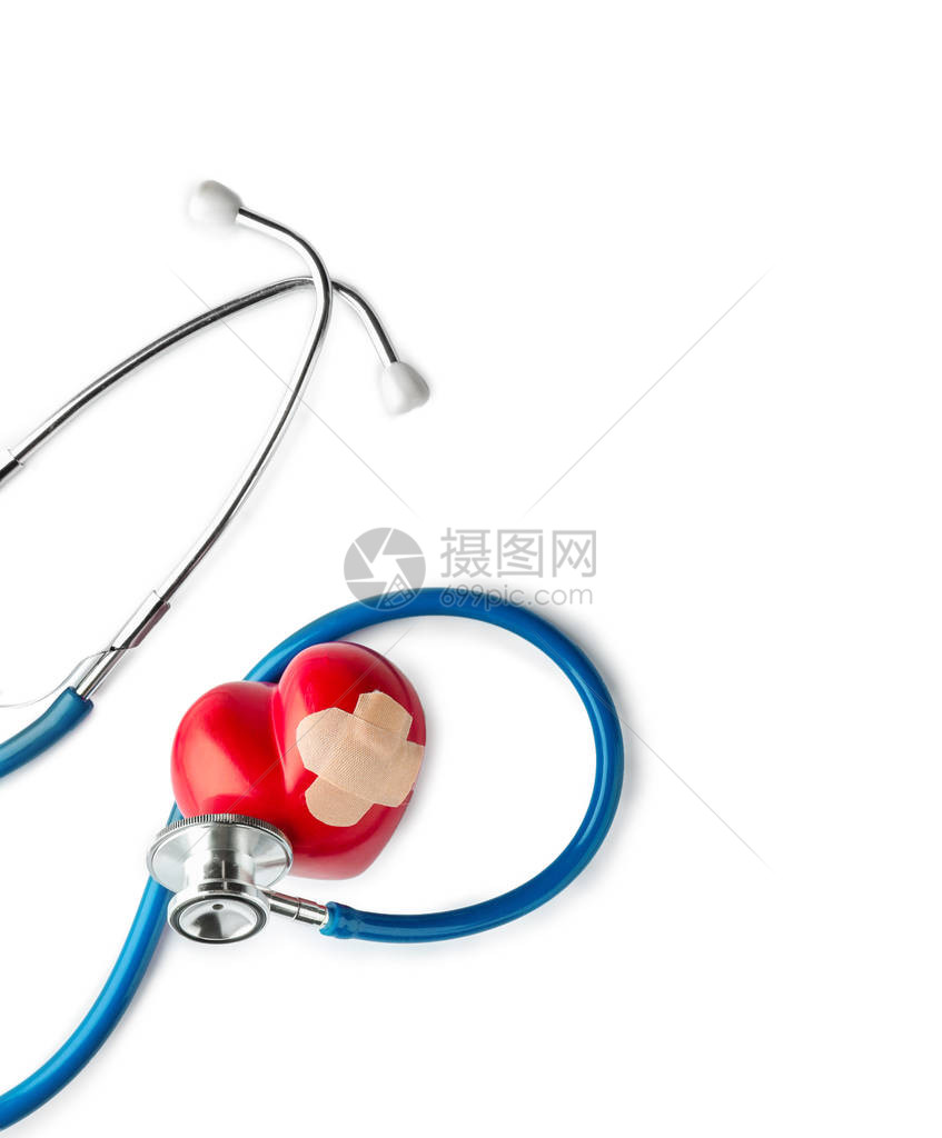医学听诊器和红心白本上涂有图片