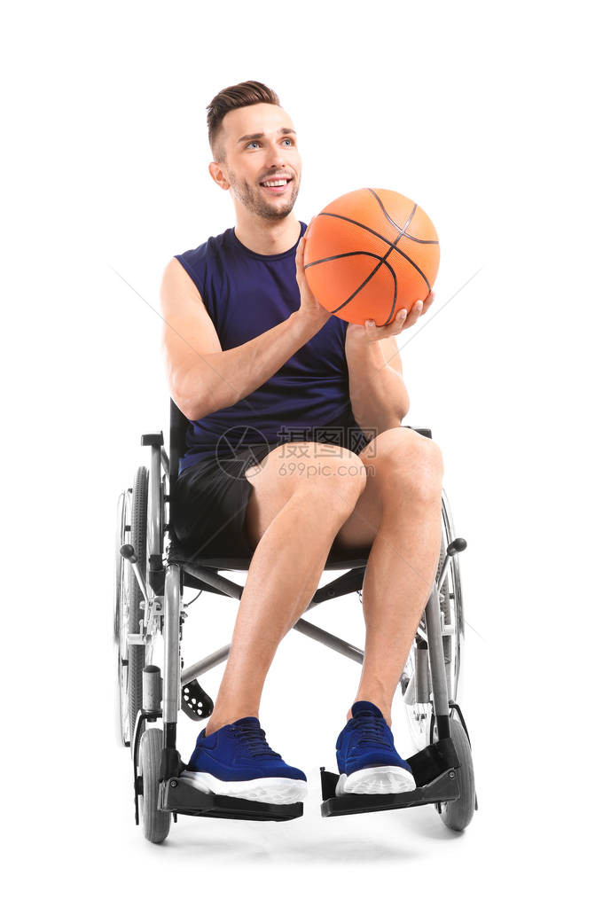 年轻篮球运动员坐在白色背景的轮椅上图片