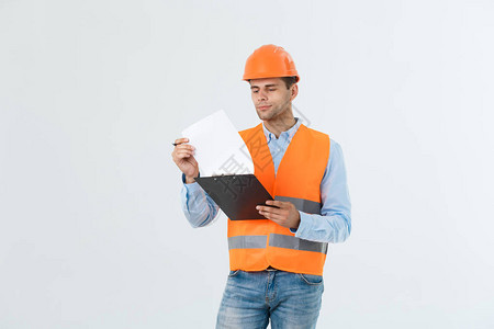 土木工程师或建筑技术人员和带安全帽检查建筑工程和建筑图片