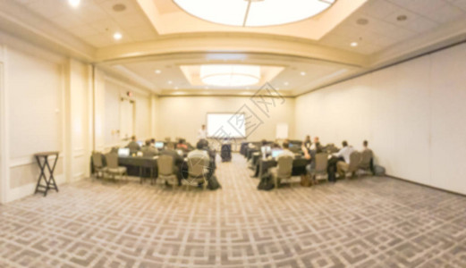 全景视图模糊了在美国德克萨斯州达拉斯的酒店宴会厅参加研讨会或商务培训的不同的运动演讲者呈现大屏项背景图片