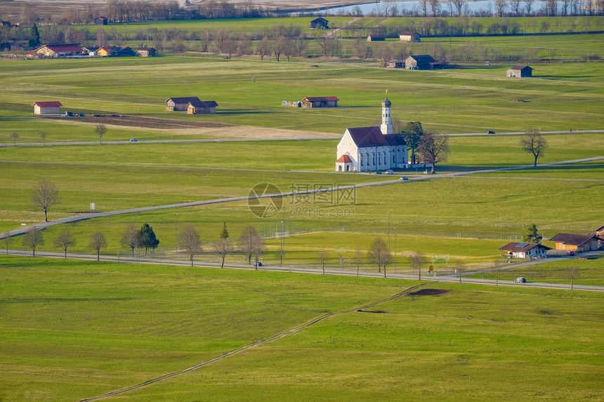 瑞士的乡村山地绿草田图片