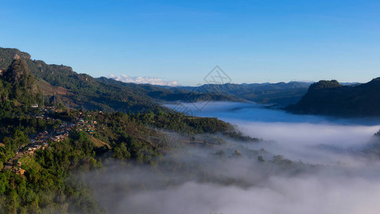 早上有雾的全景山图片