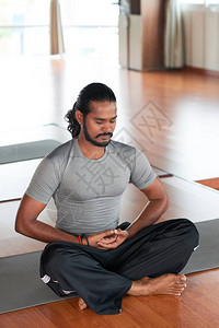 在瑜伽练习期间印地安的瑜伽功力图片