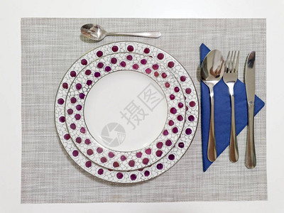 准备好午餐晚餐午餐盘子勺子叉子刀茶匙餐巾纸图片