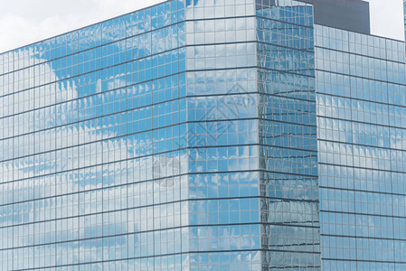 美国现代商业建筑玻璃墙上的云层反射近距离详细拍摄图片