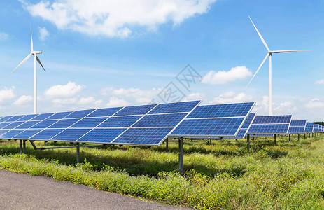 太阳能电池板和风力涡轮机发电是混合发电厂系统站的图片