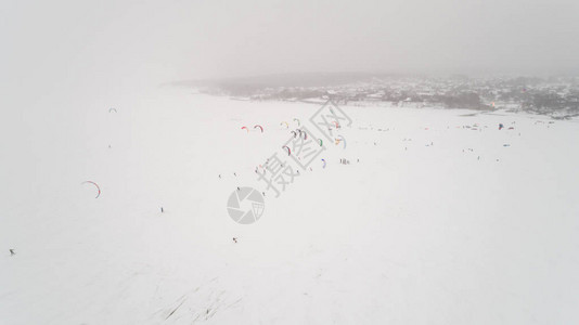 雪的鸟瞰图冬天图片