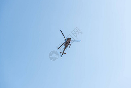 直升机在土耳其伊斯坦布尔蓝天飞行图片