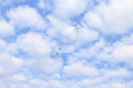 天蓝色蓬松的云彩白色图片