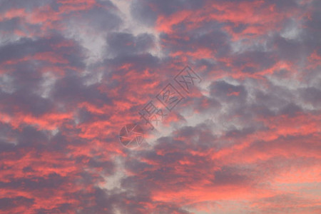 剧烈的红色天空云彩图片