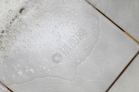 用擦洗浴室地板污垢的泡沫肥皂清洁剂图片