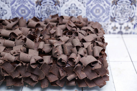 巧克力蛋糕和巧克力刨花在anivesario桌上图片