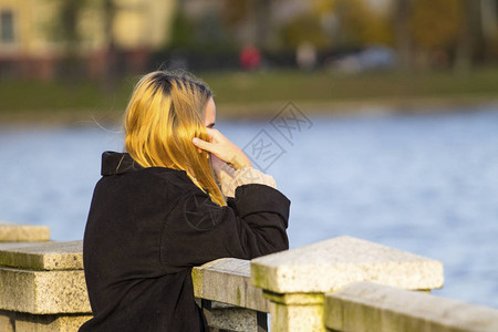 湖上悲伤的金发女孩图片