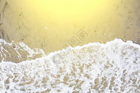 沙滩上的白色波浪色调图片