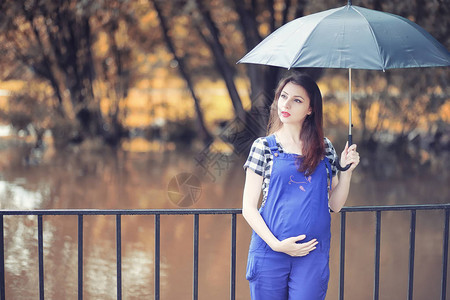 秋天的小女孩在多雨的天气里图片