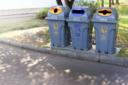 垃圾箱塑料垃圾箱清除垃圾在花园公共场所侧身行走塑料垃圾箱图片
