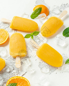 冰棒冰棒和糖橙汁粘在棍子上白底图片