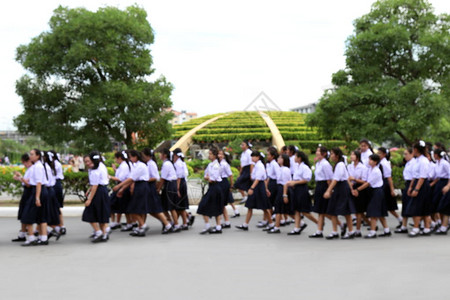 泰国背景模糊的学生高中泰国学生走路图片