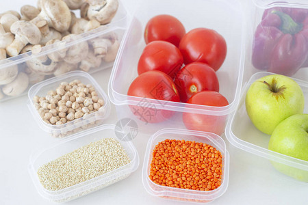 将素食品存放在塑料容器中蔬菜水果谷物和豆类的健康饮食厨房图片