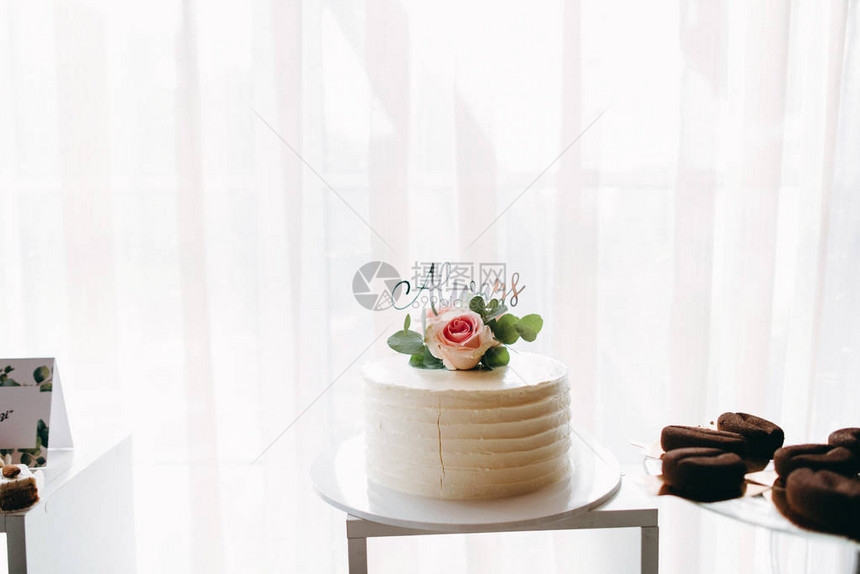 婚礼蛋糕和蛋糕在背景图片