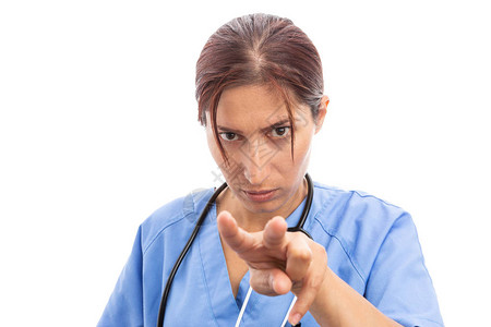 不安的不快乐女护士或医生看着你用手指做势图片
