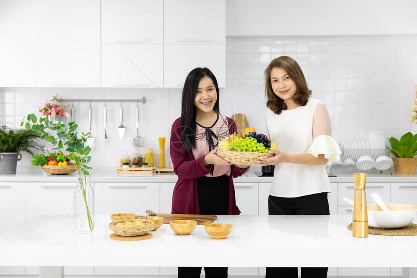 两位美丽的中青年亚洲女在新的现代厨房里一起工作图片