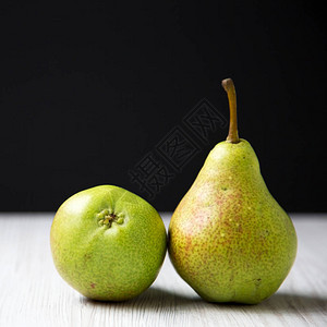 两颗好吃的梨子图片