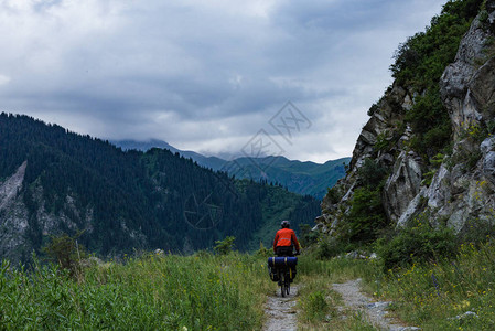 自行车旅游一个人在山上骑自行车天山脉图片