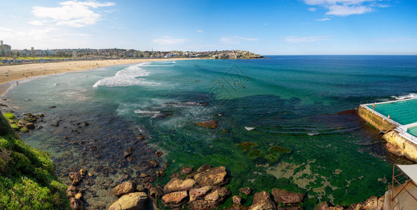 人们在澳大利亚悉尼的邦迪海滩上放松邦迪海滩是世界上最著图片