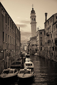 威尼斯运河与历史建筑的图片