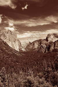 Yosemite山谷山峰图片