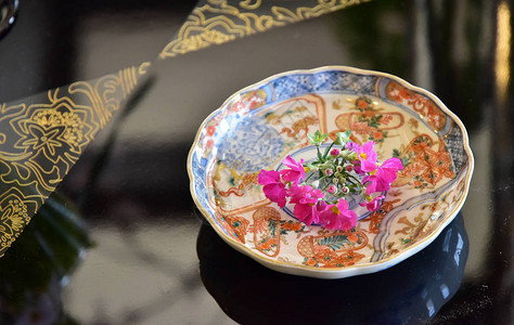 在日本房间桌子板上展示的花朵背景图片