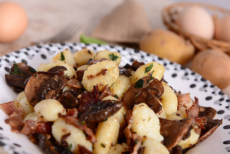 美味的汤团配蘑菇和意大利熏火腿图片