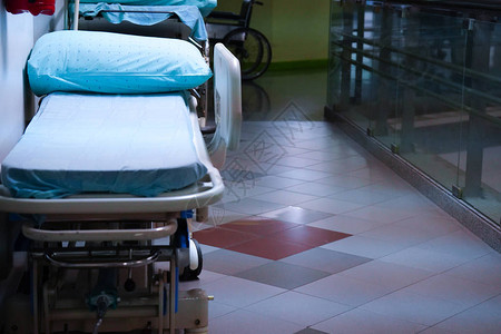 医院通道上的病床和等待患者服务的轮椅图片