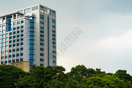 摩天大楼商务办公大楼的低角度视图与蓝天图片