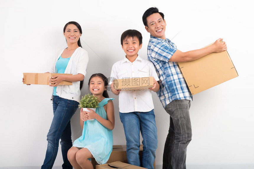 亚洲家族的肖像与箱子站在一起图片