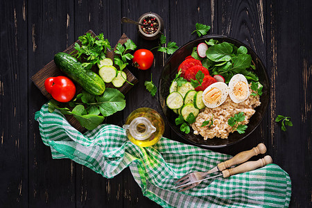 新鲜蔬菜健康沙拉西红柿黄瓜萝卜鸡蛋芝麻菜和燕麦片在碗里图片