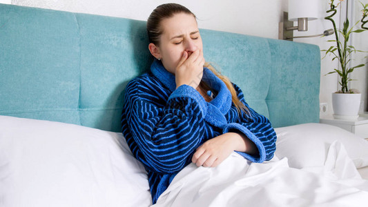 咳嗽和测量温度的患病图片