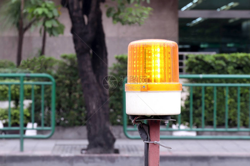 道路工程安全闪光信标灯施工警示灯道路施工区指示灯施工现图片