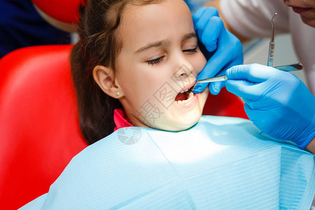 儿童牙医办公室治疗将小女孩的牙图片