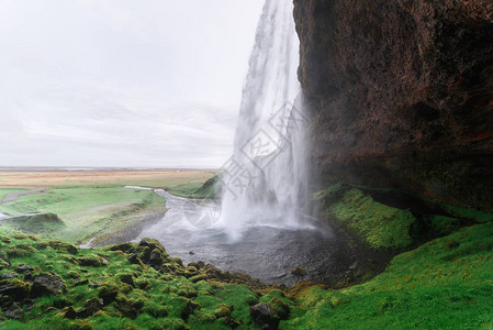 Seljalandsfos是冰岛最知名的瀑布之一在瀑布后面的图片