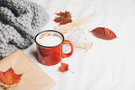 红杯咖啡在床上图片