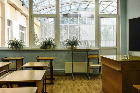 现代学校教室的内部图片