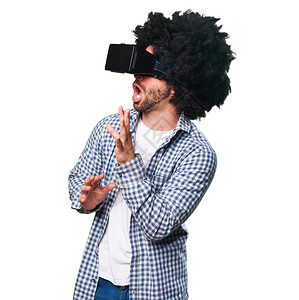 身戴虚拟现实眼镜的forro男子在白色图片