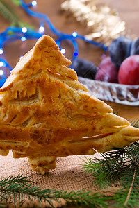 在树枝旁边的圣诞树形状的曲奇饼图片