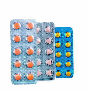 在白色背景上分离的吸塑包装中的双氯芬酸包装中呈圆形和三角形的药物薄膜包衣片剂橙色和淡粉色药片图片