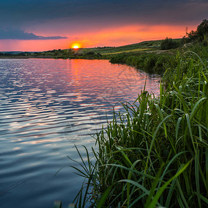 河边的魔法之夜湖面的景色日落图片