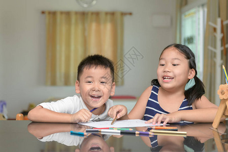 快乐的孩子们用彩色铅笔画图片