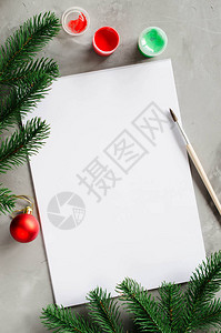 圣诞节模拟贺卡或给圣诞老人的信圣诞背景与空白纸油漆和冷杉树枝复制空间图片